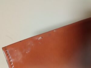 修理前のコードバン名刺入れのキズ