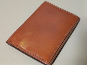 修理前のコードバン名刺入れの色剥がれ、変色