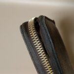 修理前のルイ・ヴィトンモノグラム財布のファスナーテープの破れ