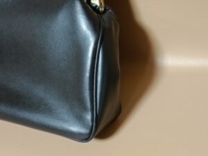 パイピングの表皮剥がれ修理後のバッグのコーナー