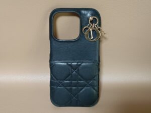 修理前のディオールのスマホケース