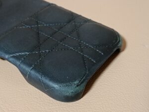 修理前のディオールのスマホケース下部のスレ傷