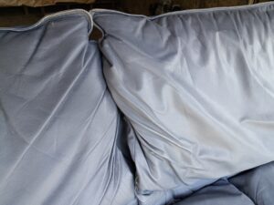 修理前の3人掛けソファ背もたれのスレ