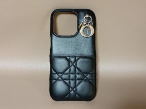 修理後のディオールのスマホケース