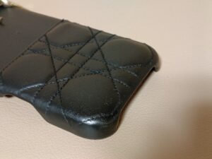 修理後のディオールスマホケースの下部