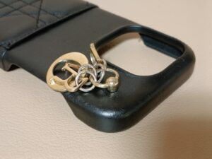 角スレ修理後のディオールスマホケースの上部