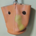 修理前のエルメスのハンドバッグの変色