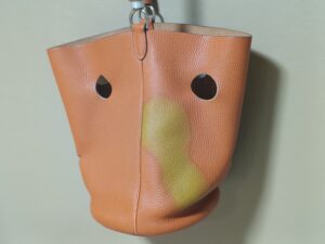 修理前のエルメスのハンドバッグの変色