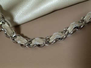 修理前のシャネルチェーンショルダーバッグの革紐のスレ