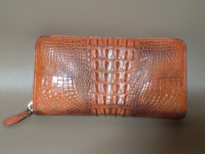 【クロコダイル革財布修理】気になる黒ずみを濃い色へのカラーチェンジで解消！