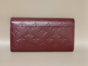 マットに仕上げた修理後のルイ・ヴィトン長財布背面