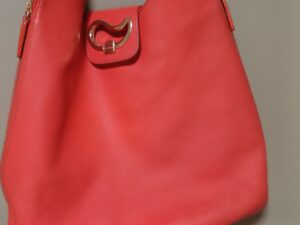 シミ部分のリカラー補修後のエトロのバッグ