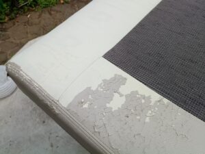 修理前のソファベットの合皮部分の剥がれ