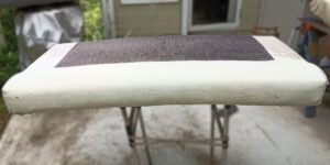 修理前のキャンピングカーのソファベット合皮のひび割れ