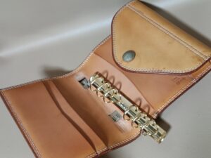 バインダーが外れた状態のゴローズのシステム手帳カバー
