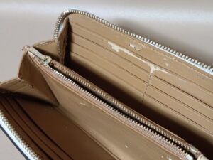 修理前のコーチの財布内側の合皮剥がれ