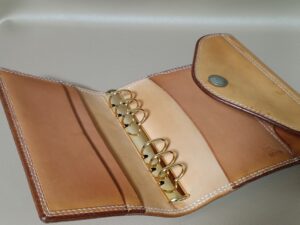 修理後のゴローズの革のシステム手帳カバー
