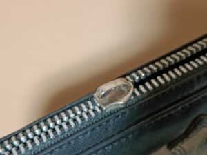 修理前のクロムハーツの財布の閉まらない状態の外側ファスナー