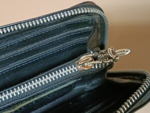 修理後のクロムハーツの財布の内側ファスナー