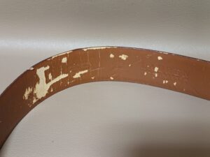 修理前のラルフローレンのベルト裏の合皮剥がれ