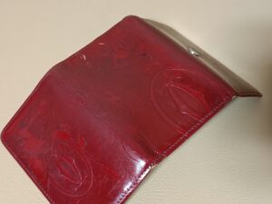 修理前のカルティエキーケースの表皮剥がれ、黒ずみ