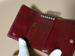 修理前のカルティエキーケースの内側