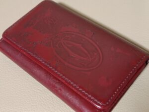 修理前のカルティエのキーケース