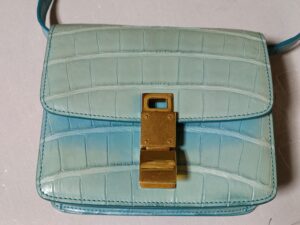 修理前のクロコダイルレザーバッグ