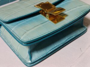 修理前のクロコダイルレザーバッグ底コーナーからみたところ