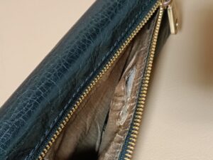 修理前のクロエ長財布小銭入れ内側の布生地の破れ