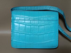 リカラー修理後のクロコダイルレザーバッグ背面