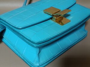 修理後のクロコダイルレザーバッグ底コーナーから見たところ