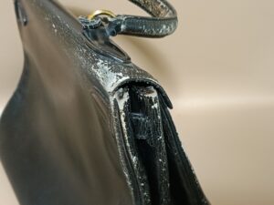 修理前のエルメスケリーバッグコーナーの表皮剥がれ