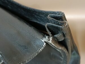 修理前のエルメスケリーバッグの破れ部分