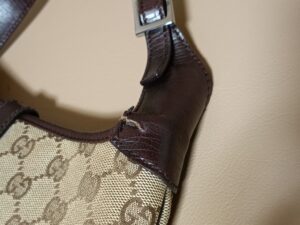 修理前のグッチショルダーバッグ持ち手根元の切れ