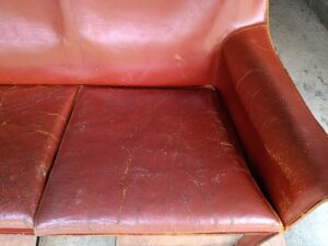 修理前のカッシーナソファ座面のひび割れ