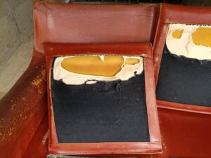 修理前のカッシーナソファ座面クッションの裏側の破れ