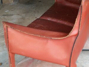 修理前のカッシーナソファの革端面の傷み