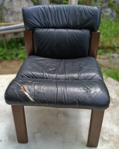 修理前の本革ダイニングチェア