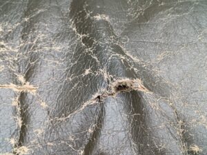 修理前のソファ座面の破れ