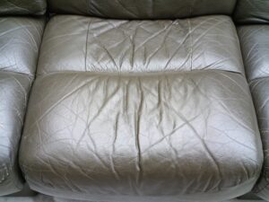 修理前のソファ座面の色褪せ