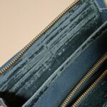 修理前のコーチの財布内装の合皮の剥がれ
