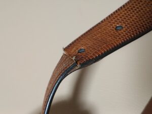 修理前のリザードレザーベルトの縫製ほつれ