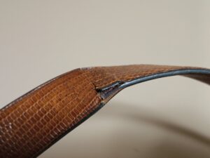 修理前のリザードレザーベルトの剥がれ