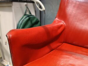 修理後のカッシーナソファ肘掛け