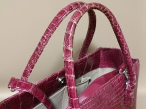 修理前のクロコダイルレザーのバッグ持ち手