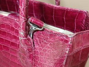 修理前のクロコダイルレザーのバッグのスレ傷