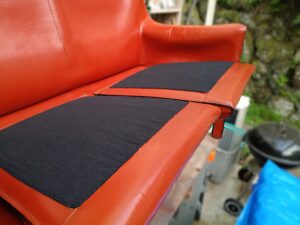 修理後のカッシーナソファ座面クッションの裏側