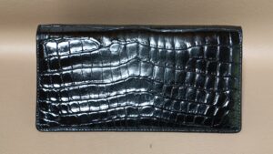 リカラー修理後のクロコダイルレザーの長財布