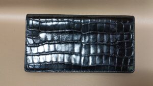 修理後のクロコダイルレザーの長財布